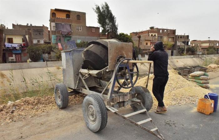 محافظ أسيوط يتفقد أعمال تركيب أعمدة إنارة بطريق صدفا أبوتيج (صور)الجمعة 28/فبراير/2025 - 11:33 ص
تفقد اللواء هشام أبوالنصر محافظ أسيوط، أعمال تركيب أعمدة إنارة جديدة بالطريق الموازي للطريق الزراعي أسيوط-سوهاج بدءاً من مزلقان السكة الحديد بصدفا حتى نهاية الزمام مع مركز ومدينة أبوتيج