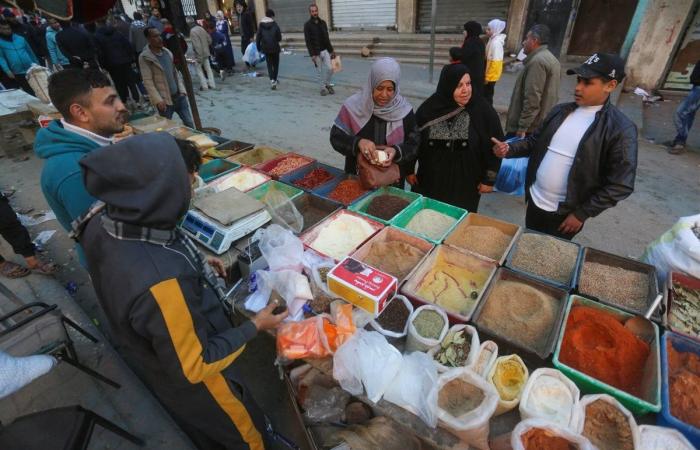 بهجة مطفية، كيف احتفل أهالي غزة بأول أيام شهر رمضان؟ (صور)السبت 01/مارس/2025 - 07:02 م
يعيش سكان غزة واقعا غير مسبوق، إذ يختلف تمامًا عما شهدوه في السنوات الماضية.