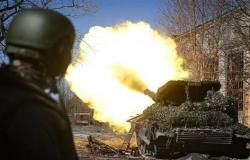 القوات الروسية تقترب من السيطرة على مدينة جديدة في دونيتسكالسبت 04/مايو/2024 - 10:48 م
كما أعلنت وحدات من فرقة الدبابات 47 أنها دحرت القوات الأوكرانية وسيطرت على قرية كوتلياروفكا على محور كوبيانسك في مقاطعة خاركوف.
