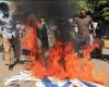 رفضًا للتطبيع.. سودانيون يحرقون علم إسرائيل في الخرطوم | فيديو