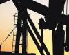 النفط ينزل بعد زيادة مفاجئة فى مخزونات الخام الأمريكية والتركيز على بايدن