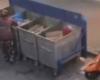 الشعب التركى يعانى.. فيديو يظهر سيدة تركية تجمع بقايا الطعام من القمامة