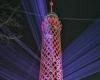 برج القاهرة يتزين بالأحمر احتفالا بوصول مسبار الأمل للمريخ | صور