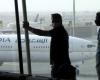 طيار يفاجئ فتاة سعودية على متن طائرة... فيديو