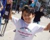 «أنا كريم».. طفل فلسطيني يقدم العصائر للعاملين المصريين في غزة
