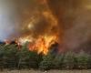 تجدد اندلاع حرائق الغابات شمال أثينا.. ودعوات إلى إخلاء المنطقة