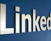 إيه الفرق بين تشغيل الوضع المظلم لـLinkedIn على جهاز الكمبيوتر أو الهاتف؟