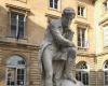 عاجل .. تصاعد موجة الغضب ضد تمثال في فرنسا لشامبليون يضع قدمه فوق رأس الملك رمسيس !
