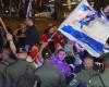 تجدد التظاهرات في إسرائيل ضد حكومة نتنياهوالسبت 06/مايو/2023 - 10:00 م
خرج المئات في مدينة رحوفوت ورفعوا الأعلام الإسرائيلية وأغلقوا تقاطعًا رئيسيًّا. وفي تل أبيب، تجمع الآلاف من الإسرائيليين في ميدان هابيما للاستعداد للتظاهر باتجاه شارع كابلان