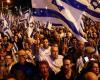 متظاهرون يشعلون النيران في شوارع تل أبيب ( فيديو)السبت 06/أبريل/2024 - 09:56 م
نقلت القناة 12 من التليفزيون الإسرائيلي مساء اليوم السبت عن ريجيف، بأن أشخاصا من المتظاهرين يريدون اغتيال رئيس الوزراء بنيامين نتنياهو.