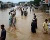 مصرع 14 شخصا بسبب الأمطار والعواصف في باكستانالسبت 13/أبريل/2024 - 02:53 م
وفي إقليم البنجاب لقي 10 أشخاص مصرعهم بينهم 3 أطفال وامرأتان في مدن ومناطق مختلفة من الإقليم بسبب البرق.