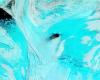 لغز دام نصف قرن، حفرة عملاقة في القطب الجنوبي تثير حيرة العلماءالخميس 02/مايو/2024 - 03:50 ص
أثار ظهور ثقب عملاق بحجم دولة نيوزيلندا على سطح بحر ويدل في القارة القطبية الجنوبية عام 1974 حيرة العلماء لعشرات السنوات. ولم يظهر هذا الثقب الهائل على الدوام. ففي فصل الشتاء، يتقشر الجليد بالقرب من قمة مغمورة تسمى "مود رايز"، وتبدأ حفرة ضخمة في الظهور، ثم تختفي مجددًا، مما دفع العلماء إلى التساؤل